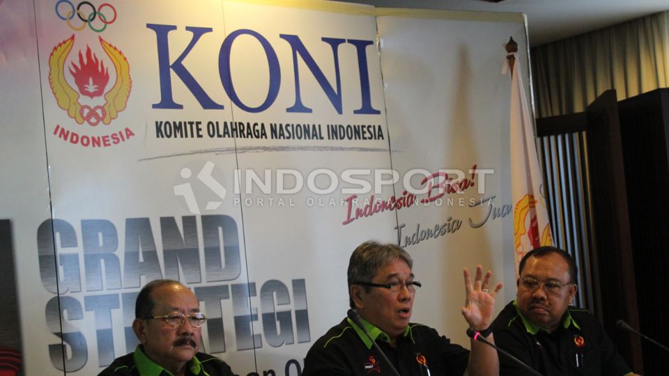 Ki-ka: KI Nugroho (Waketum IV Bidang Humas dan Japelor Koni), Immanuel Robert Inkiriwang (Waketum V Koni) dan Amir Karyatin (Kabag Hukum Koni) dalam presscon mengenai Logo Lima Ring K Copyright: &copy; Herry Ibrahim/INDOSPORT